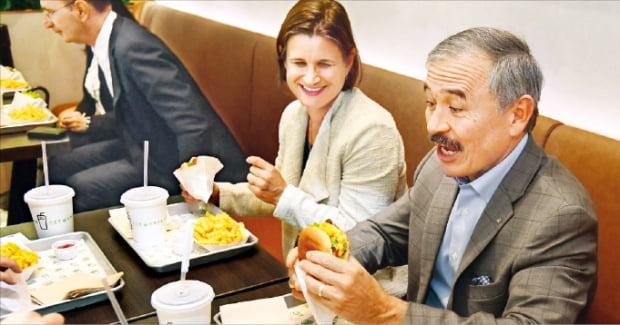 해리 해리스 주한 미국대사(오른쪽)가 29일 미국 햄버거 프랜차이즈 쉐이크쉑을 찾아 햄버거를 먹고 있다. 주한미대사 트위터 