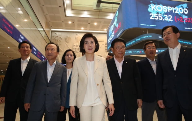 <YONHAP PHOTO-1781> 금융시장 찾은 나경원 원내대표     (서울=연합뉴스) 이진욱 기자 = 자유한국당 나경원 원내대표가 9일 오전 여의도 한국거래소를 방문, 코스피 지수를 보고 있다. 2019.8.9     cityboy@yna.co.kr/2019-08-09 10:09:24/ <저작권자 ⓒ 1980-2019 ㈜연합뉴스. 무단 전재 재배포 금지.>