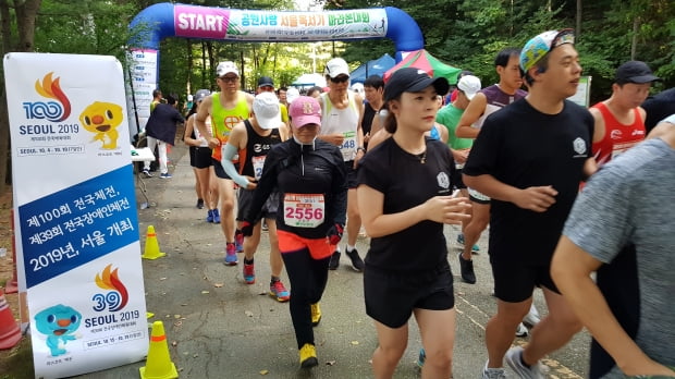 동물원에서 마라톤 풀코스를? 무더위 날리는 공원사랑 이색 마라톤 '눈에띄네'