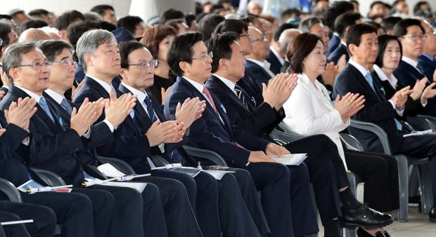 문재인 대통령이 15일 오전 충남 천안시 독립기념관에서 열린 제74주년 광복절 경축식에서 경축사를 하는 가운데 자유한국당 황교안 대표가 박수를 안치고 있다. /한경DB