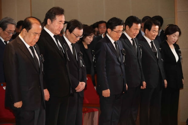 18일 오전 서울 동작구 국립서울현충원에서 열린 故 김대중 전 대통령 서거 10주기 추도식에서  (앞줄 왼쪽부터)  문희상 국회의장, 이낙연 국무총리, 이해찬 더불어민주당 대표, 황교안 자유한국당 대표, 손학규 바른미래당 대표, 정동영 민주평화당 대표, 심상정 정의당 대표가 묵념을 하고 있다./김범준기자 bjk07@hankyung.com