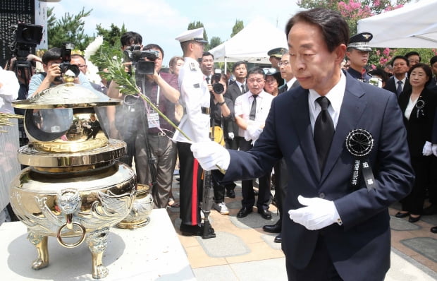 故 김영삼 전 대통령의 아들인 김현철 김영삼민주센터 상임이사가 18일 오전 서울 동작구 국립서울현충원에서 열린 故 김대중 전 대통령 서거 10주기 추도식에서 김대중 대통령 묘소에 헌화하고 있다./김범준 기자 bjk07@hankyung.com