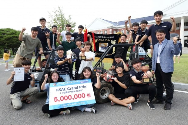  최해운 계명대 기계자동차공학과 교수와 자작자동차 동아리 ‘속도위반팀’. 사진=계명대 제공.