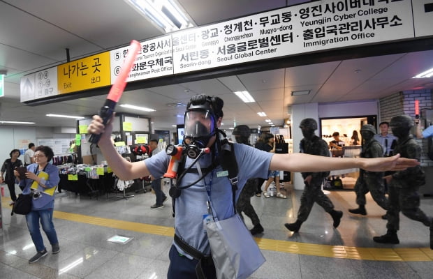 26일 서울 종로구 종각역에서 열린 '지하철 폭발물·화재 대응 훈련'에서 자위소방대원이 시민들을 안내하고 있다./김범준기자 bjk07@hankyung.com