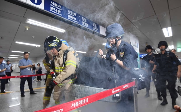 26일 오후 서울 종로구 종각역에서 민관군경 합동으로 '지하철 폭발물·화재 대응 훈련'이 펼쳐지고 있다./김범준기자 bjk07@hankyung.com