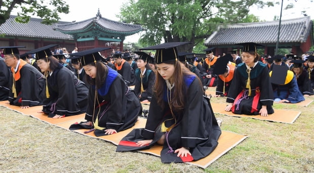 26일 서울 종로구 성균관대학교 대성전에서 2019년 여름 학위수여식 고유례(告由禮)가 엄수되고 있다. 고유례는 학교의 입학·졸업·건물 신축 등 큰 행사가 있을 때 공자 사당을 찾아 이를 고하는 성균관대만의 고유의식이다. 이날 학위수여식에서는 학사 1천391명, 석사 892명, 박사 264명 등 총 2천547명이 학위를 받았다. /김범준기자 bjk07@hankyung.com