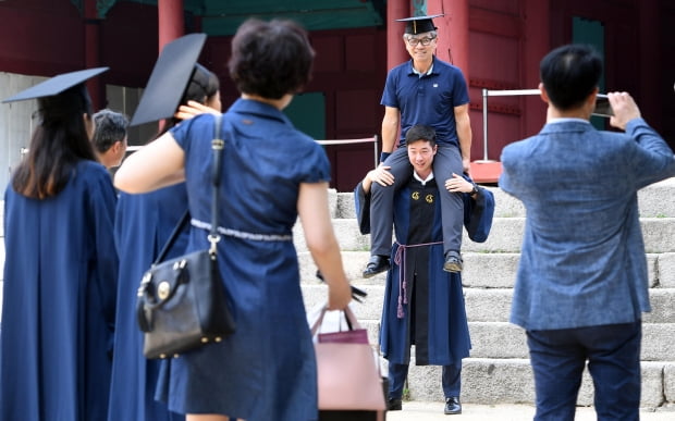 26일 서울 종로구 성균관대학교 대성전에서 열린 2019년 여름 학위수여식에서 고유례(告由禮)를 마친 졸업생들이 기념촬영을 하고 있다./김범준기자 bjk07@hankyung.com