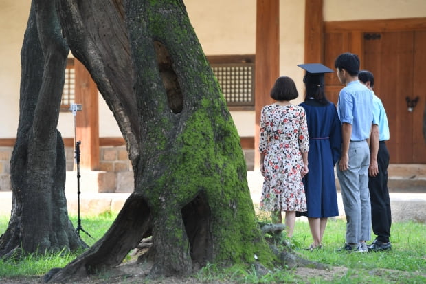 26일 서울 종로구 성균관대학교 대성전에서 열린 2019년 여름 학위수여식에서 고유례(告由禮)를 마친 졸업생들이 기념촬영을 하고 있다./김범준기자 bjk07@hankyung.com