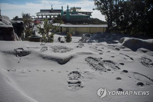 인도네시아 수마트라섬 '크린치 화산' 분화…비행 경보