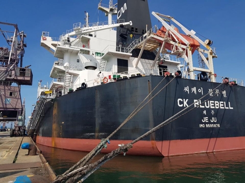 해적 피습 한국 화물선 인천항 입항…해경, 수사 착수