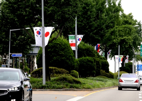 [한일 경제전쟁] 강남 한복판 일장기 철거…"경제보복 항의"(종합)