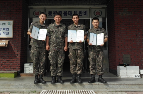 교통사고 현장서 환자 구조한 육군 8군단 장병들