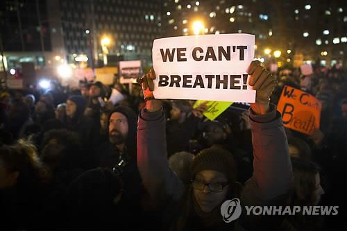 비무장 흑인 '목조르기'로 숨지게한 美경찰관, 5년만에 파면되나