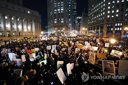 비무장 흑인 '목조르기'로 숨지게한 美경찰관, 5년만에 파면되나