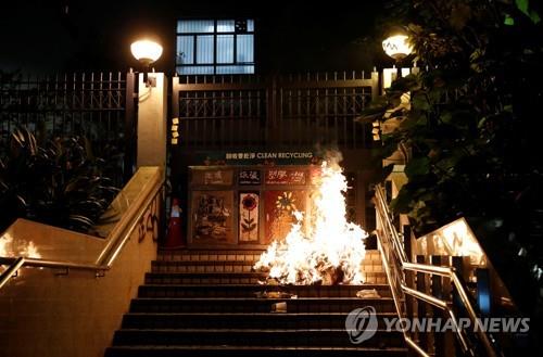 홍콩 송환법 반대 시위…"경찰, 최루탄 발사 '충돌'"(종합)