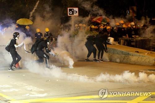 홍콩 송환법 반대 시위…"경찰, 최루탄 발사 '충돌'"(종합)