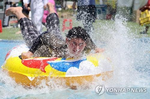 펄펄 끓는 가마솥더위…바다·계곡 등 피서 절정