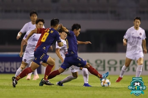 '노보트니 골' 부산, 아산에 1-0 승리…선두와 승점 7차