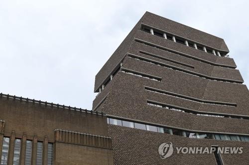 英 미술관 전망대서 6살 아동 추락…살인미수 혐의 10대 체포(종합)