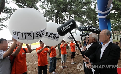 "1박에 41만원…행정기관은 뒷짐" 피서지 바가지요금 극성(종합)