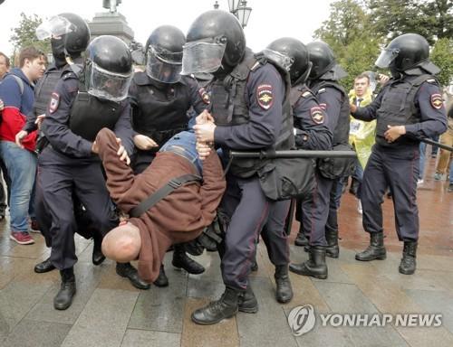 "모스크바 공정선거 촉구 시위 체포자 1천명 넘어"[비정부기구]