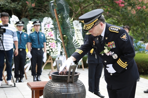 민갑룡 경찰청장, 6·25 태안사 작전 희생 경찰관 참배