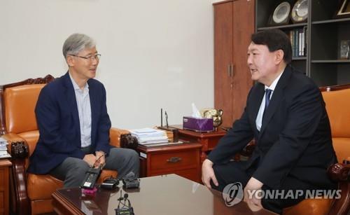 윤석열 '패스트트랙 고발' 여상규 예방…余 "중립적 수사 바라"(종합)