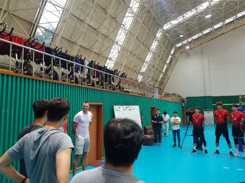 프로배구 '거포' 가빈 입국…"아가메즈와 대결 자신 있다"(종합)