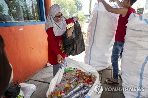 플라스틱 병·컵 내고 버스 공짜로 탄다…인도네시아서 호응