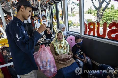 플라스틱 병·컵 내고 버스 공짜로 탄다…인도네시아서 호응