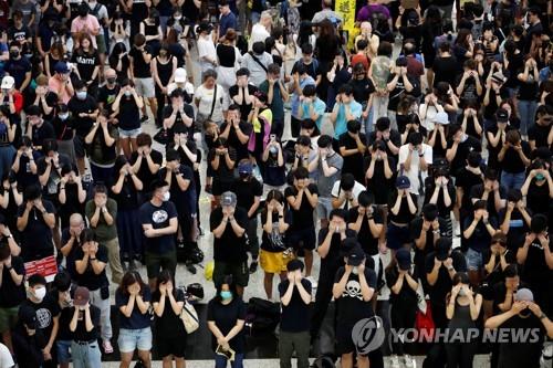 홍콩 도심 곳곳서 '치고 빠지기'식 시위…경찰 최루탄 발사(종합)