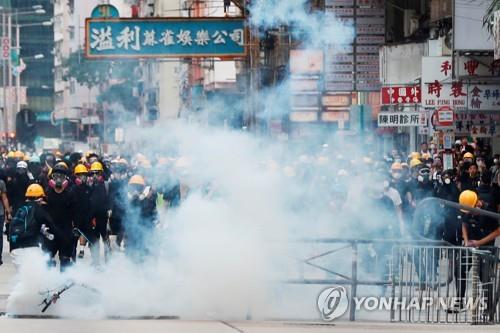 홍콩서 '게릴라 시위대'·경찰 곳곳 충돌…中선물 동상 또 훼손(종합2보)