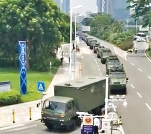 홍콩 겨눴나…인근 中 선전에 무장경찰 장갑차·물대포 집결