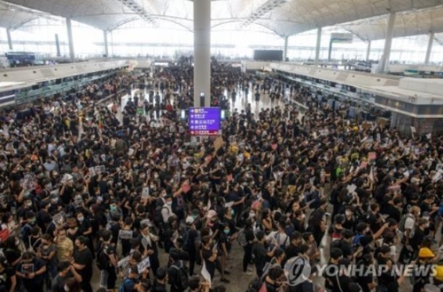 홍콩 시위대 홍콩국제공항 점령…여객기 운항 전면 중단