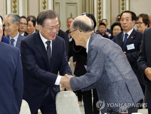 文대통령 "역사 성찰하며 휘둘리지 않는 나라로…의연한 대응"