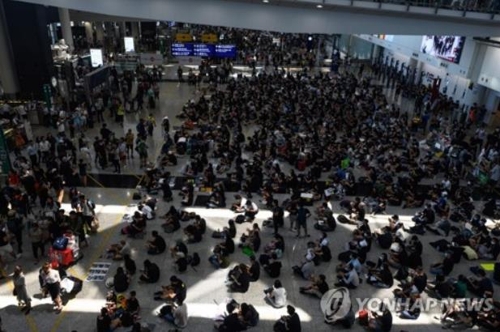 홍콩 시위대 공항 점거시위 재개…'항공대란' 재발 우려