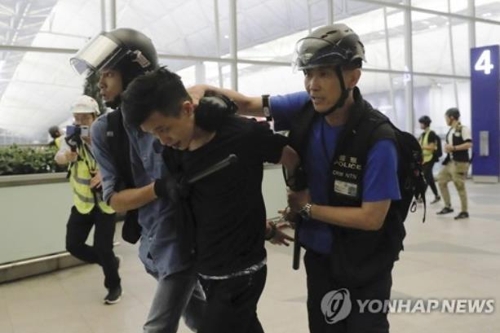 홍콩 시위대 공항 점거로 이틀째 '항공대란'…경찰과 충돌