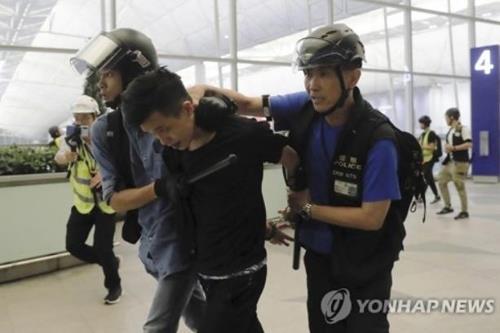 홍콩 경찰, 공항 점거한 시위대 5명 체포