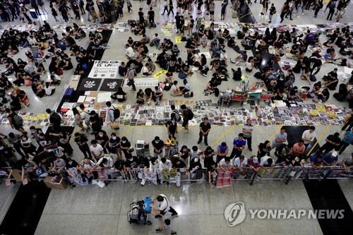 홍콩공항 밤샘 시위 후 운영재개…항공 스케줄 전면 재조정