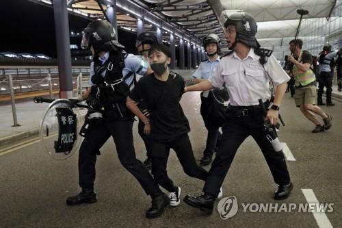 홍콩공항 밤샘 시위 후 운영재개…항공 스케줄 전면 재조정