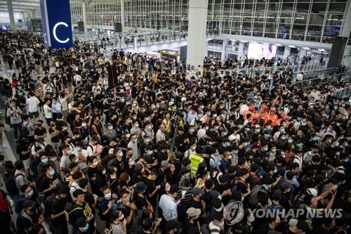 홍콩 공항 "업무 방해하는 시위대 제지 명령 받아"