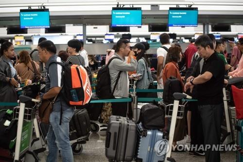 홍콩 공항 "업무 방해하는 시위대 제지 명령 받아"