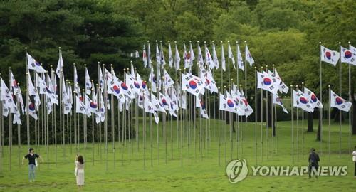 태풍 '크로사' 영향에 해수욕장 '한산'…도심 공원 '북적'