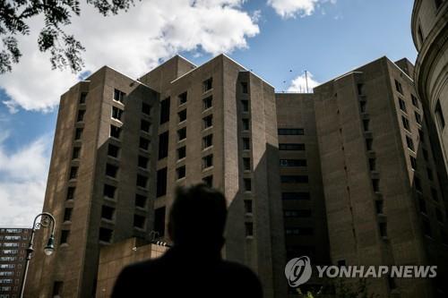 "美성범죄 억만장자, 부검서 목 골절 흔적"…의혹 증폭