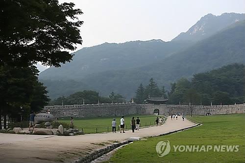 걸으면서 건강 다지세요…문경새재서 황톳길 맨발 걷기 축제