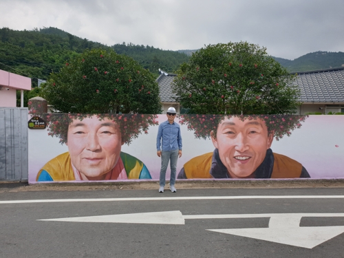 '동백 파마머리 익살스러운 벽화'…전국 스타 된 70대 노부부