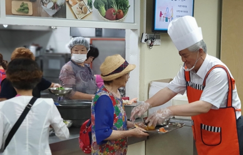 [지방정가 브리핑] 이상헌 국회의원, 복지관 점심 배식 봉사