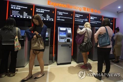 홍콩시위대, 'ATM 비우기' 운동…"금융시스템 마비 시도"