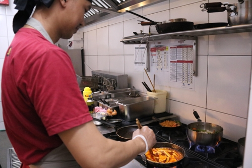 인니 '떡볶이 열풍'…값싸고 중독성 있는 맵고 단 맛 '인기'