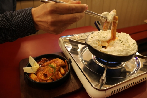 인니 '떡볶이 열풍'…값싸고 중독성 있는 맵고 단 맛 '인기'